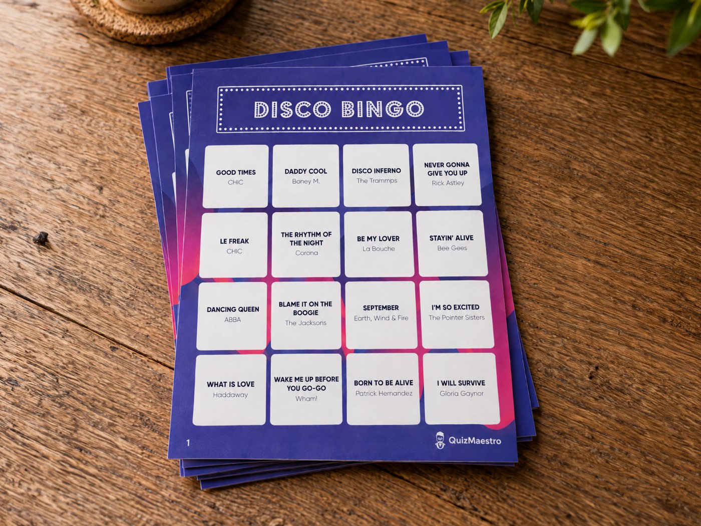 Une pile de cartes de bingo musical imprimées sur une table en bois